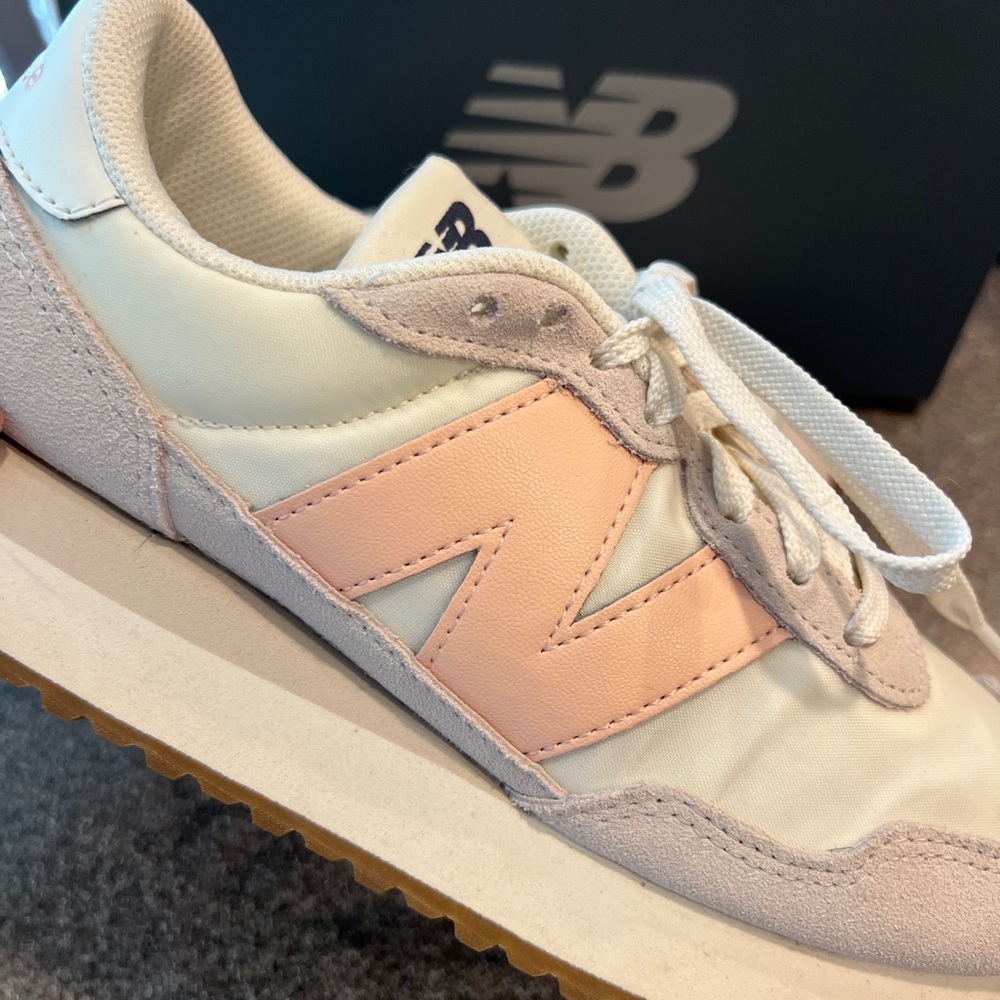 New Balance 237 Running shoes US Women’s size 8.5 White Pink Blanc Rose
